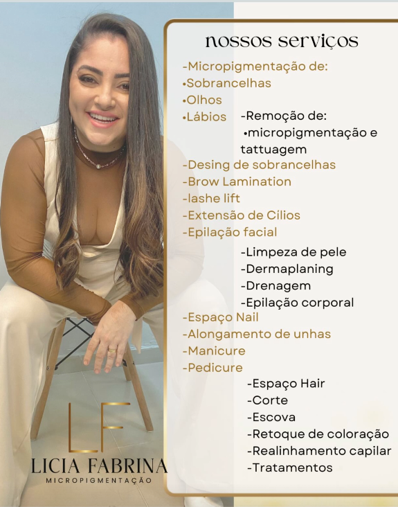 Lícia Fabrina sentada, ao lado da lista de serviços do espaço